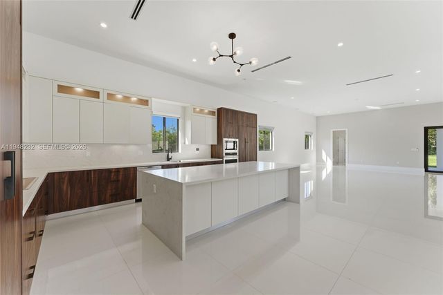 10005 SW 66th St, Miami, FL 33173