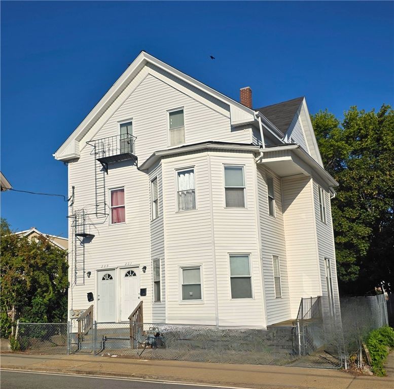 207 Pawtucket Avenue, Pawtucket, RI 02860