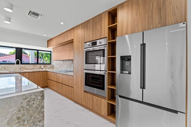 20500 Highland Lakes Boulevard, Miami, FL 33179