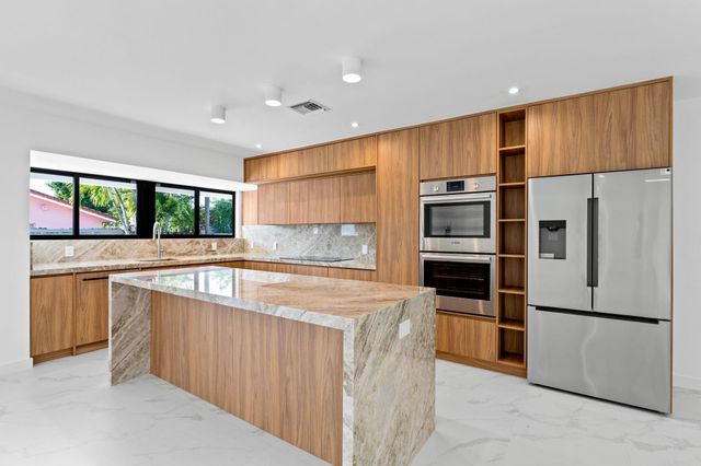 20500 Highland Lakes Boulevard, Miami, FL 33179