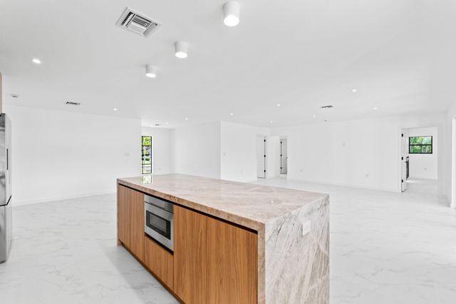 20500 Highland Lakes Boulevard, Miami, FL 33179