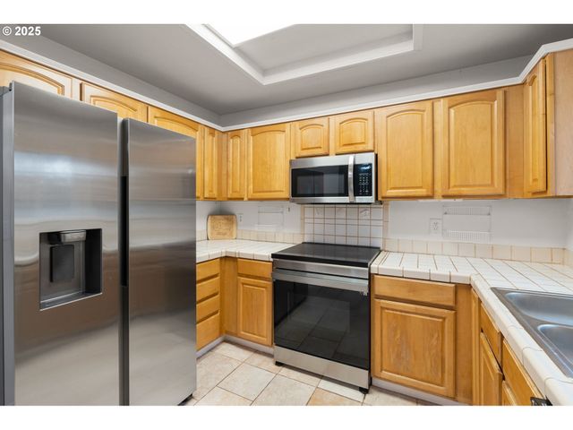 618 Ne FALOMA Rd, Portland, OR 97211