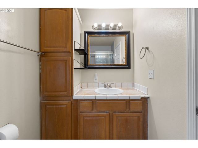 618 Ne FALOMA Rd, Portland, OR 97211