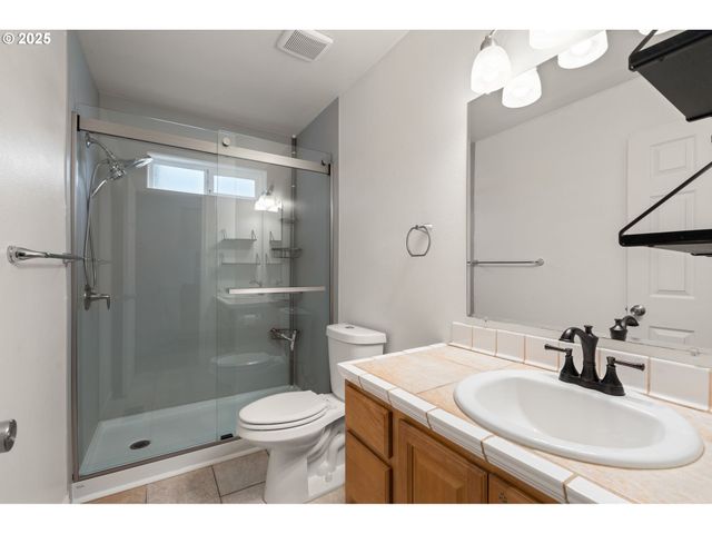 618 Ne FALOMA Rd, Portland, OR 97211