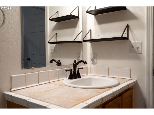 618 Ne FALOMA Rd, Portland, OR 97211