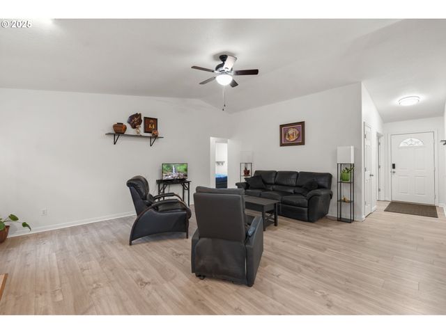 618 Ne FALOMA Rd, Portland, OR 97211