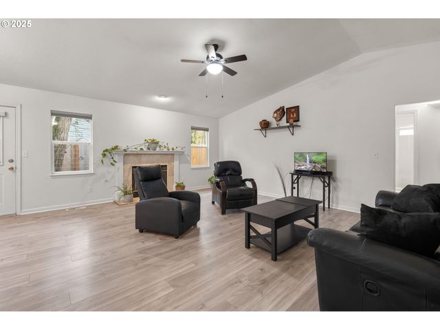 618 Ne FALOMA Rd, Portland, OR 97211