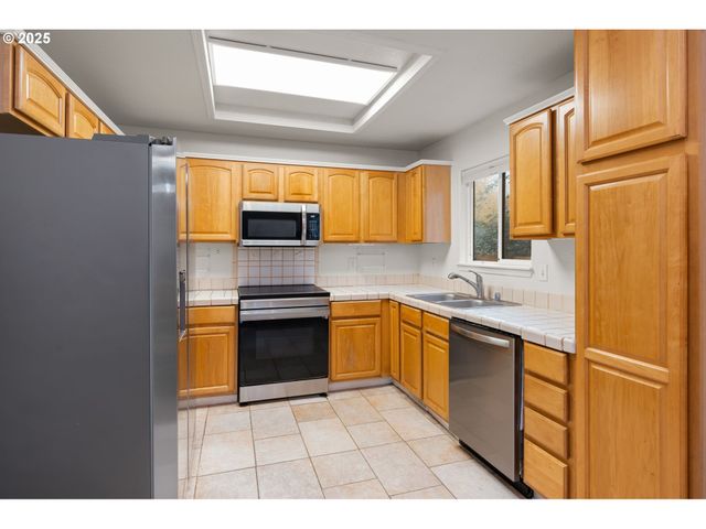 618 Ne FALOMA Rd, Portland, OR 97211