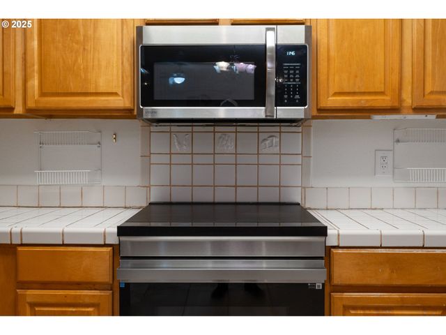 618 Ne FALOMA Rd, Portland, OR 97211