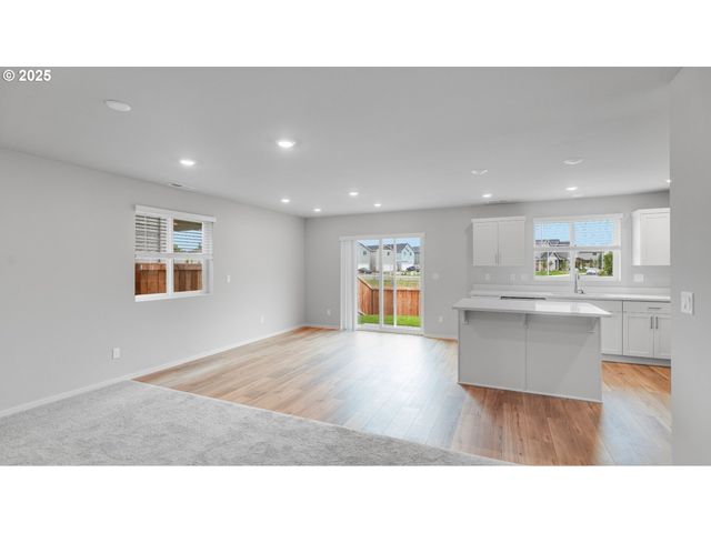 2255 Sawtelle Dr, Woodburn, OR 97071