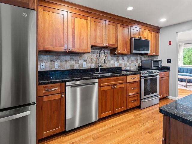 65 Briarcliff Ln, Holliston, MA 01746