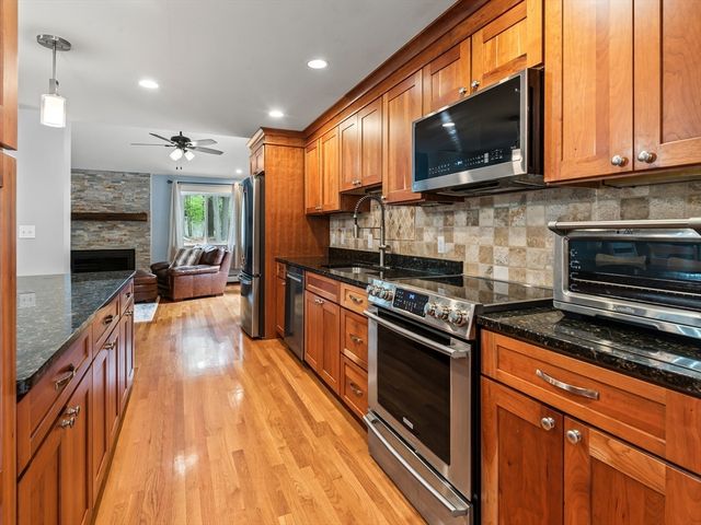 65 Briarcliff Ln, Holliston, MA 01746