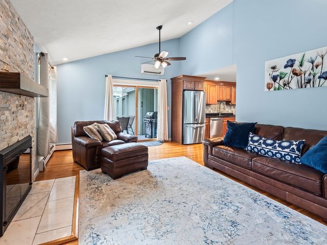 65 Briarcliff Ln, Holliston, MA 01746