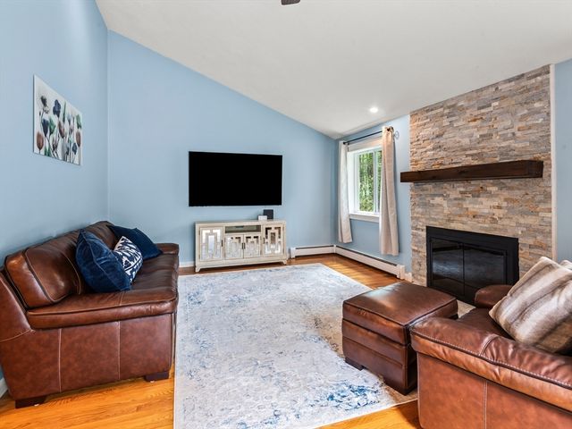 65 Briarcliff Ln, Holliston, MA 01746