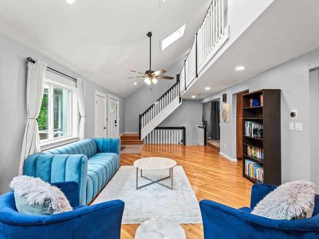 65 Briarcliff Ln, Holliston, MA 01746