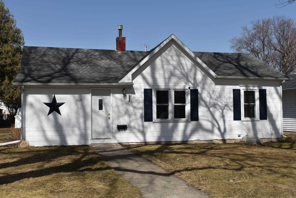 1121 Oak Street, Osage, IA 50461