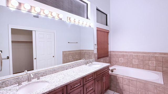 5585 N Moccasin Trail, Tucson, AZ 85750