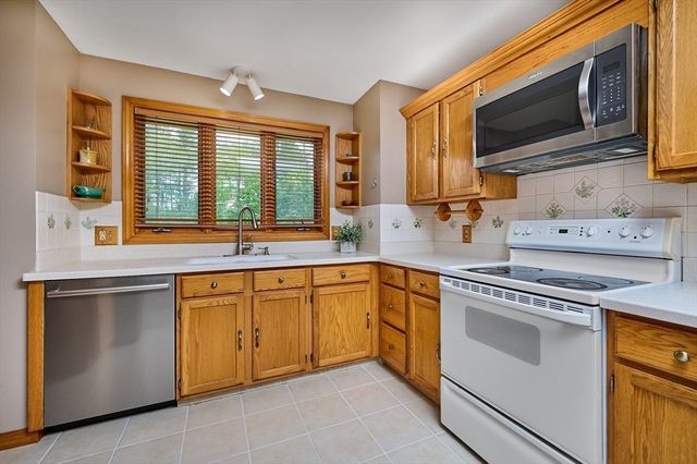 6 Pease Lane, Belchertown, MA 01007