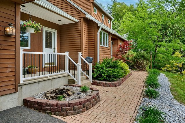 6 Pease Lane, Belchertown, MA 01007