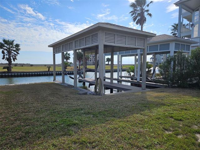 15 Half Moon, Hitchcock, TX 77563