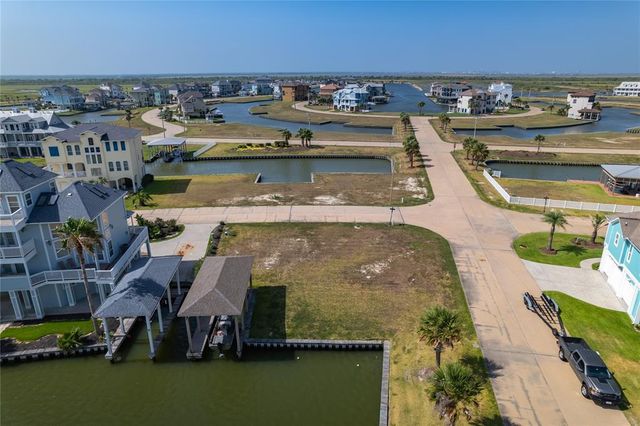 15 Half Moon, Hitchcock, TX 77563