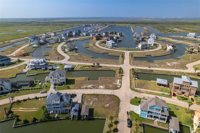15 Half Moon, Hitchcock, TX 77563