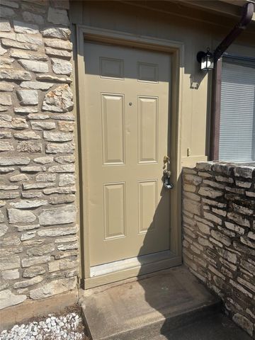 2602 S Bagdad RD B, Leander, TX 78641