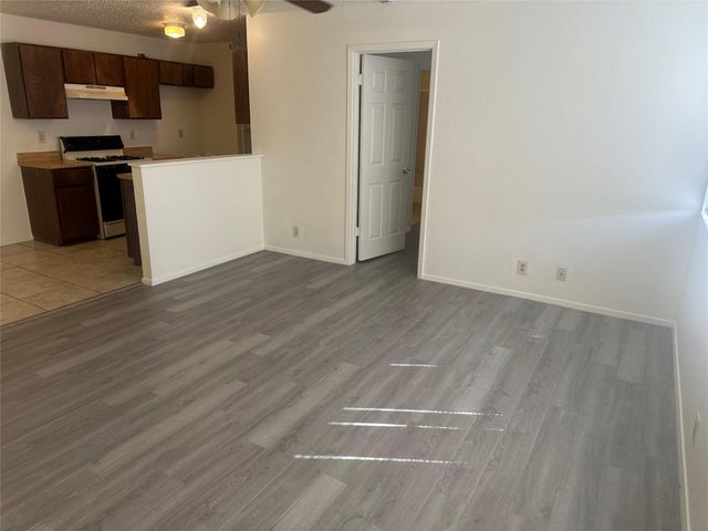 2602 S Bagdad RD B, Leander, TX 78641