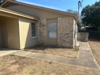 2602 S Bagdad RD B, Leander, TX 78641