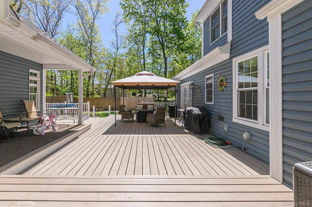 283 Pipe Stave Hollow Road, Miller Place, NY 11764