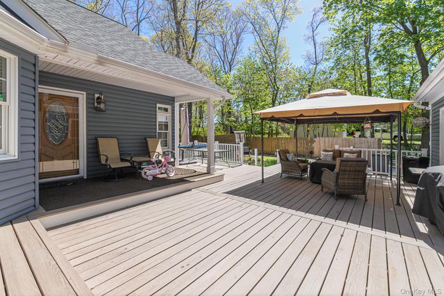 283 Pipe Stave Hollow Road, Miller Place, NY 11764