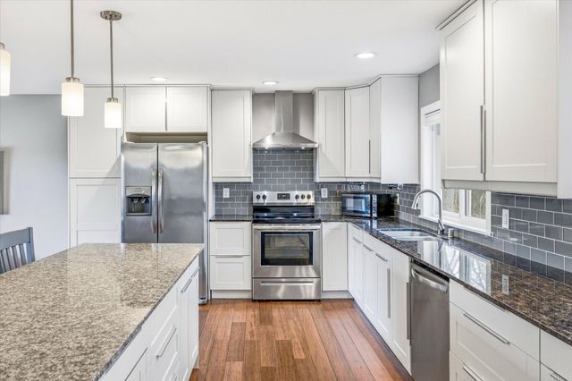 112 Pony Lane E, Apple Valley, MN 55124