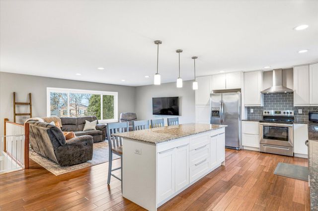 112 Pony Lane E, Apple Valley, MN 55124