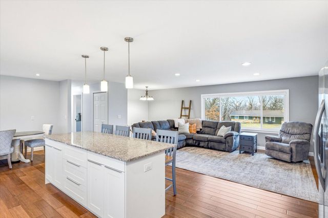 112 Pony Lane E, Apple Valley, MN 55124