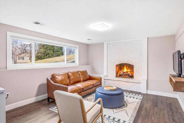 112 Pony Lane E, Apple Valley, MN 55124