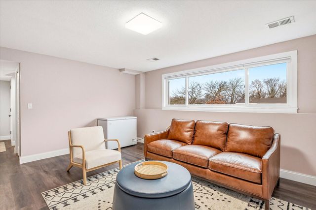 112 Pony Lane E, Apple Valley, MN 55124