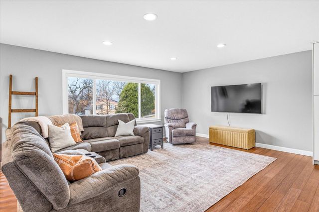 112 Pony Lane E, Apple Valley, MN 55124