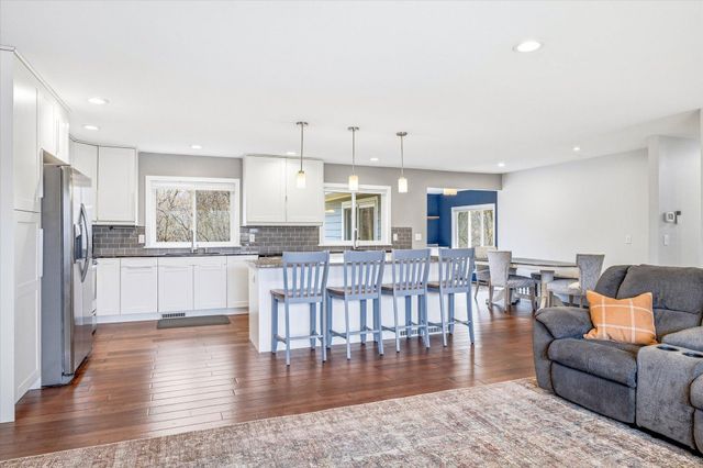 112 Pony Lane E, Apple Valley, MN 55124