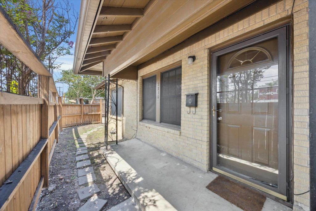 2216 Manor RD, Austin, TX 78722