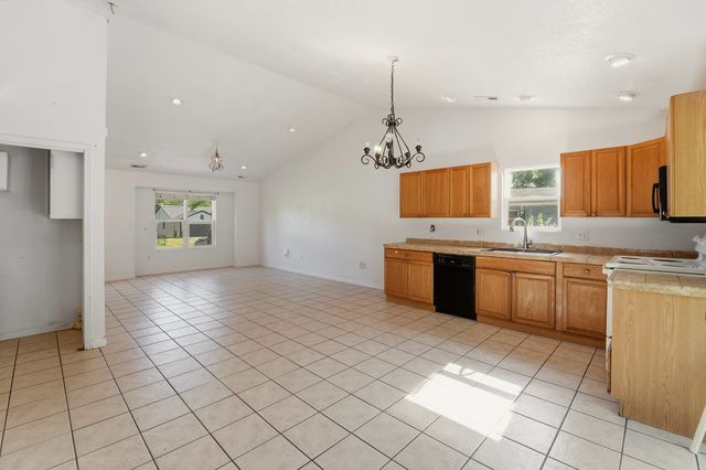 346 E Titus Avenue, Des Moines, IA 50315