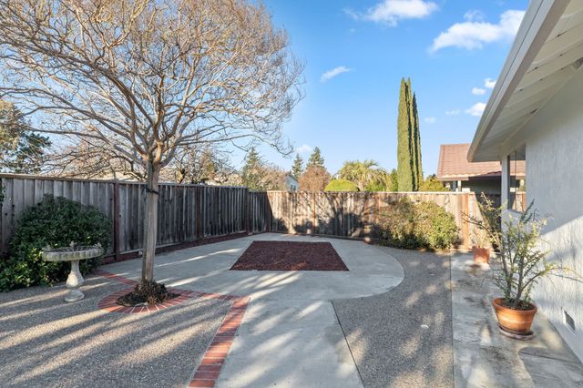 7825 Fairoaks Dr, Pleasanton, CA 94588