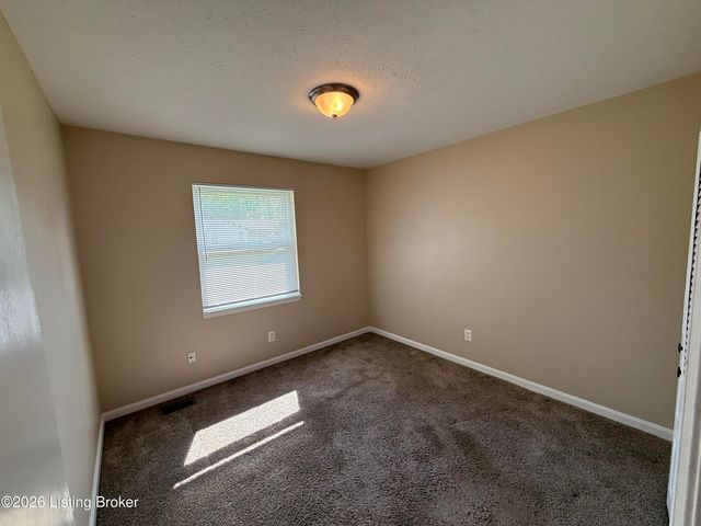 9404 Balance Ln, Louisville, KY 40118