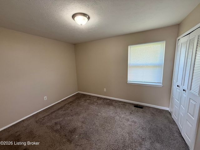 9404 Balance Ln, Louisville, KY 40118