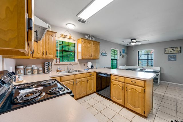 4479 Sunrise Dr, Chandler, TX 75758