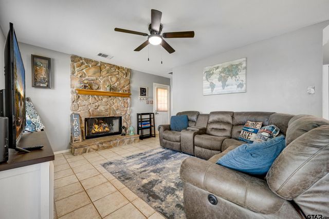 4479 Sunrise Dr, Chandler, TX 75758