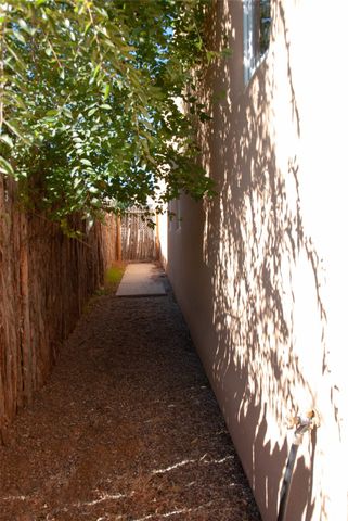 7000 Camino Rojo, Santa Fe, NM 87507