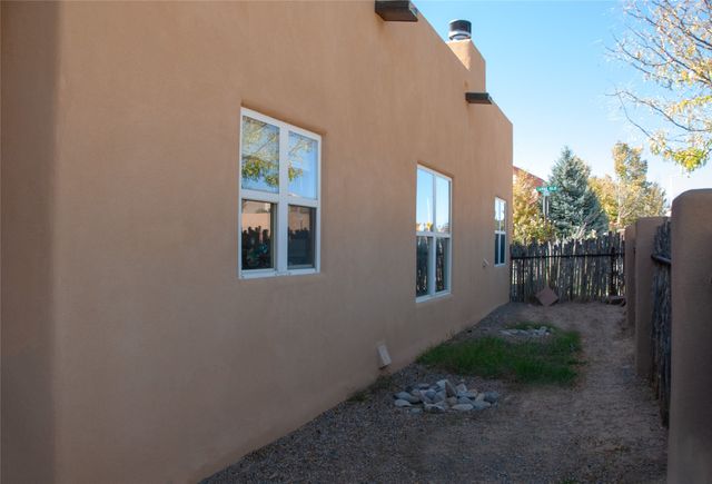 7000 Camino Rojo, Santa Fe, NM 87507