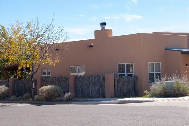 7000 Camino Rojo, Santa Fe, NM 87507