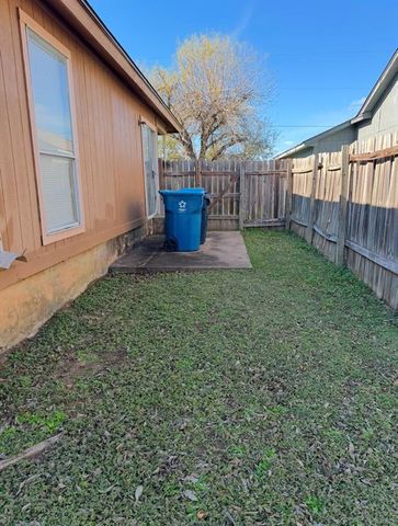 811 Lexington RD A, Elgin, TX 78621