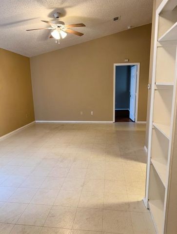 811 Lexington RD A, Elgin, TX 78621